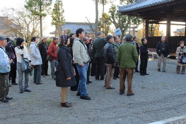 4770-13.12.3浄土寺　中江氏説明を聴く皆さま.jpg